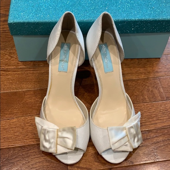 Betsy Johnson White Satin Open Toe Heel size 7.5 - Picture 2 of 7